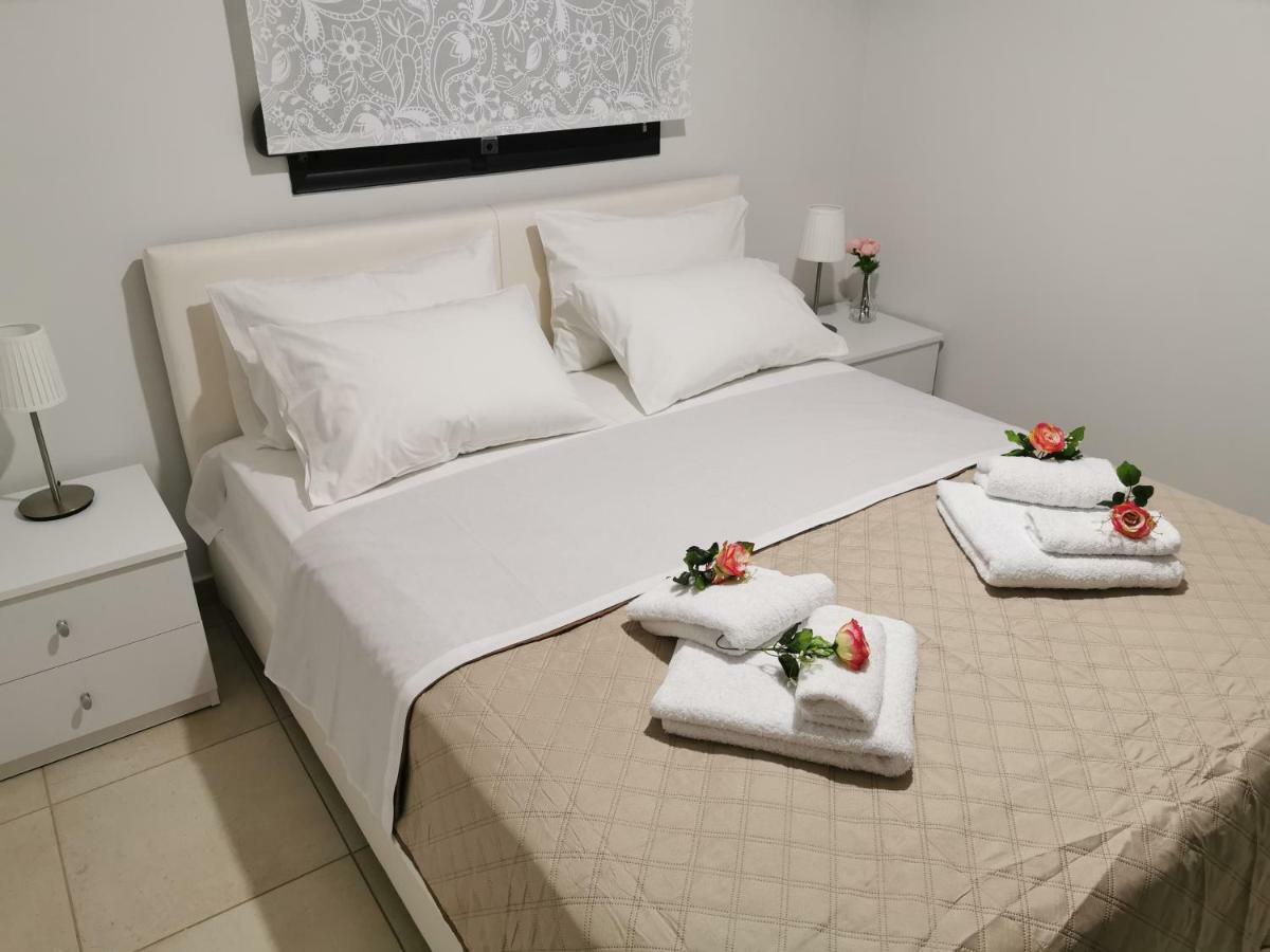 Pall'S Minimal Apartment เนอาเปรามอส ภายนอก รูปภาพ