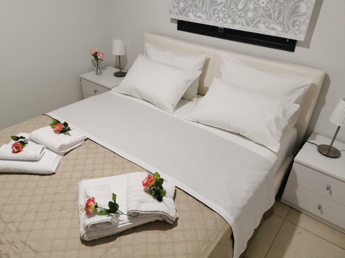 Pall'S Minimal Apartment เนอาเปรามอส ภายนอก รูปภาพ